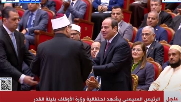 وزير الأوقاف يهدي