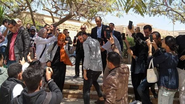 المشيعون لجثمان أحمد