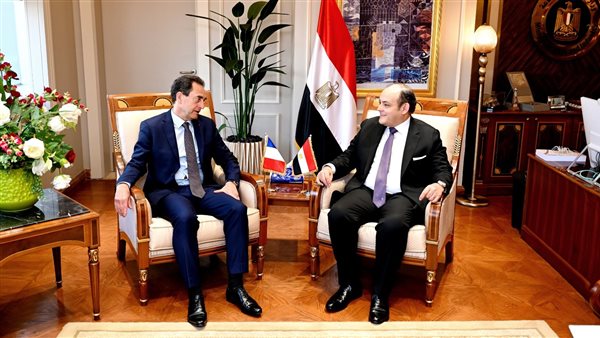 وزير الصناعة والسفير