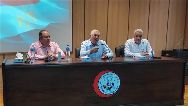 وزير الزراعة يلتقي