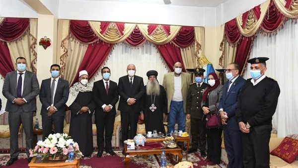 محافظ قنا أثناء تقديم