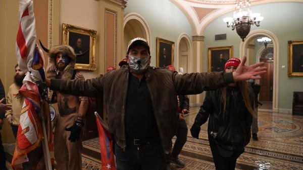 انصار ترامب يقتحموا