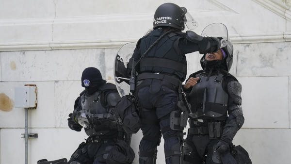 اصار ترامب يقتحمون