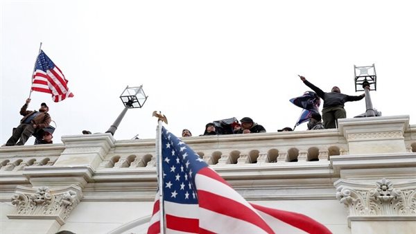 جانب من اقتحام مبنى