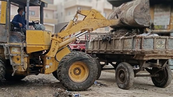 جانب من رفع المخلفات