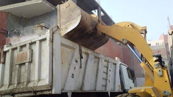 جانب من رفع المخلفات