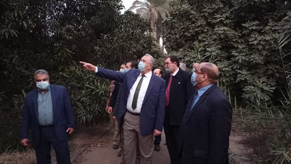 وزير الزراعة خلال