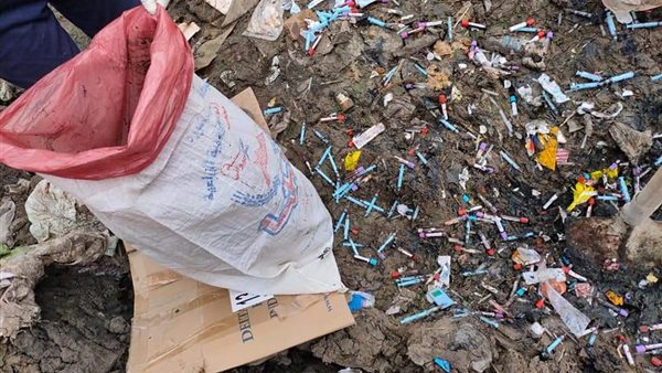 جانب من رفع المخلفات