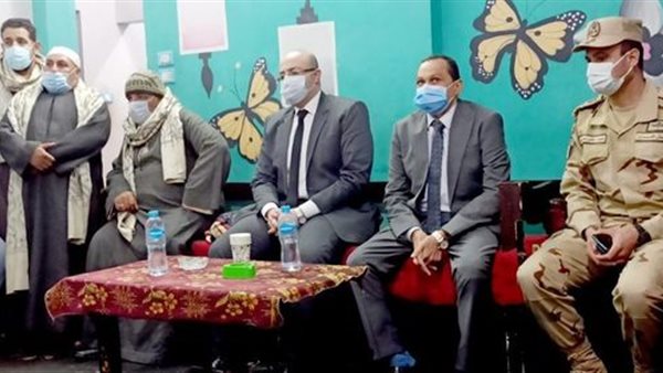 المحافظ أثناء تقديمه