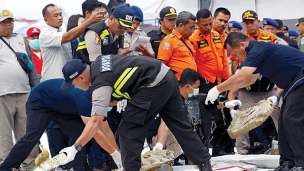 جانب من انتشال الجثث