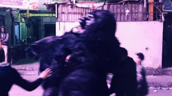 شاب يرتدي زي غوريلا