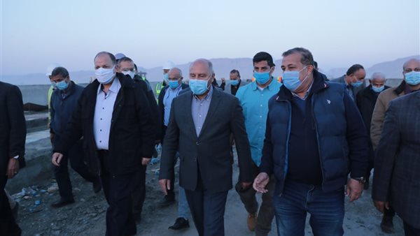 وزير النقل خلال الجولة