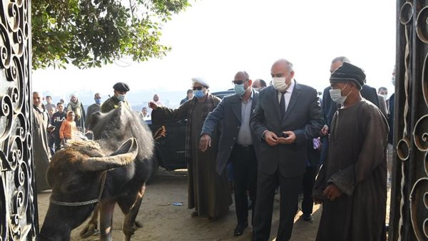 المحافظ أثناء اهدائه