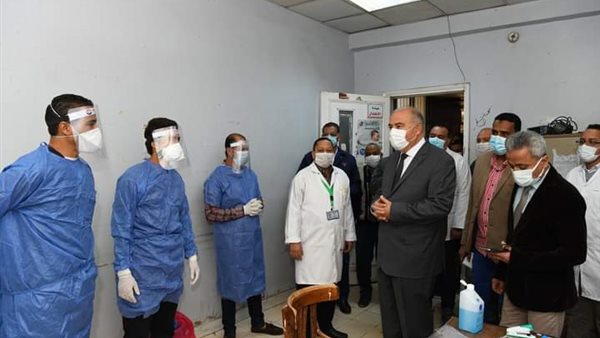 المحافظ أثناء التفقد