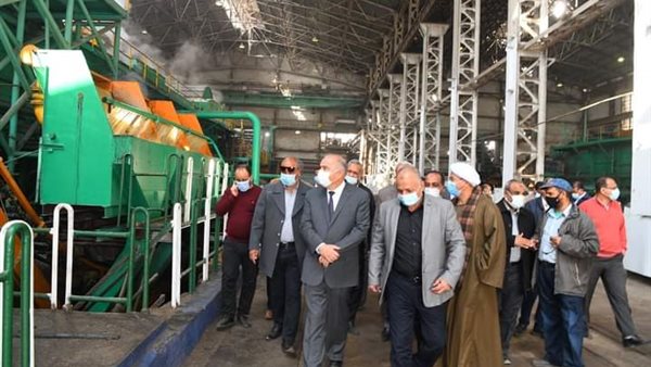 المحافظ أثناء التفقد