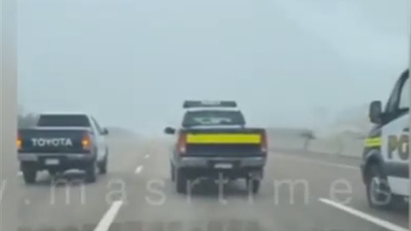 سيارات المرور بالطريق