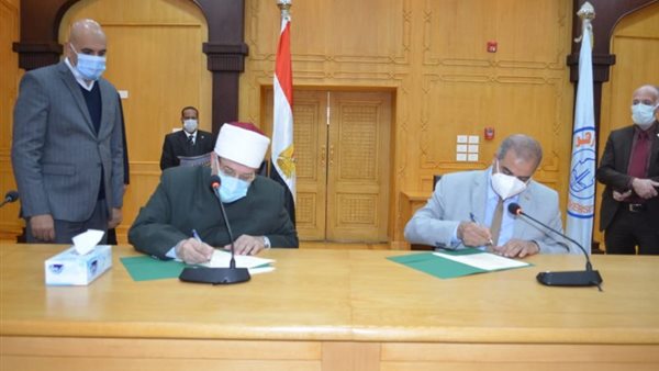 جانب من التوقيع