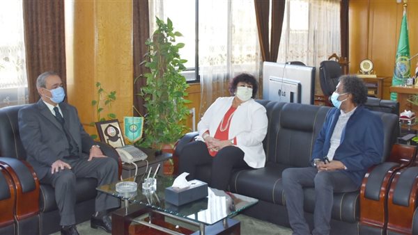  وزيرة الثقافة ومحافظ