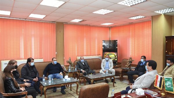 جانب من لقاء محافظ