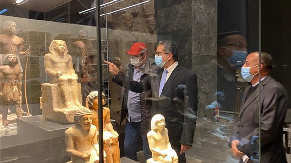 وزير السياحة أثناء