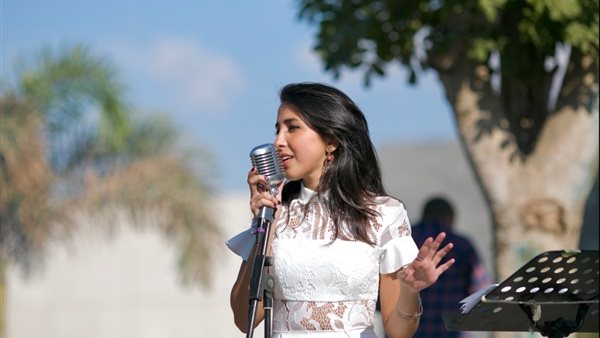 المطربة مي  كمال