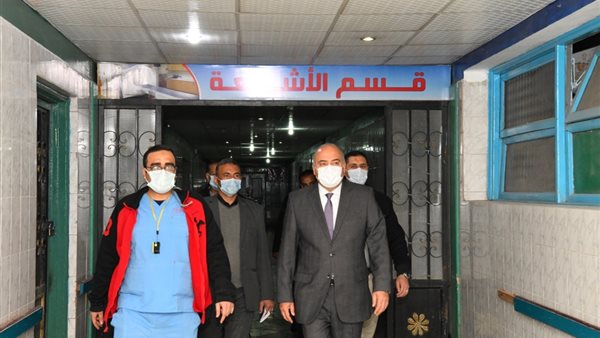 محافظ قنا خلال الجولة