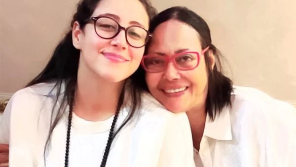 نهى العمروسي وابنتها