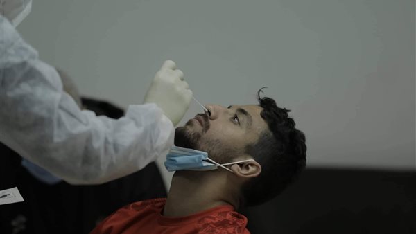 طاهر يجري مسحة طبية