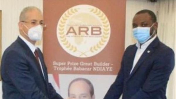 خلال تسلم الجائزة