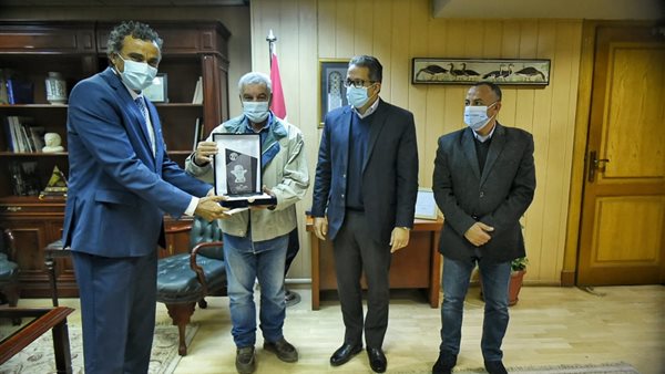  زاهي حواس يسلم الفائزين