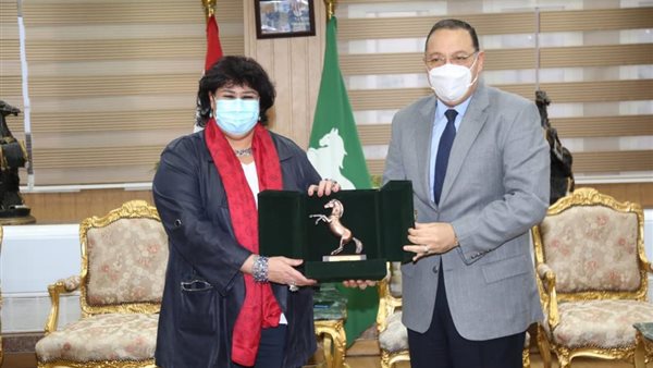 وزيرة الثقافة مع