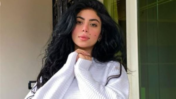 كارولين عزمي