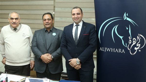 جانب من توقيع التعاقد