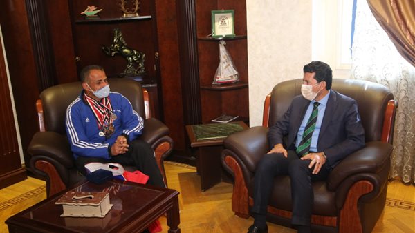 وزير الرياضة والحديدي