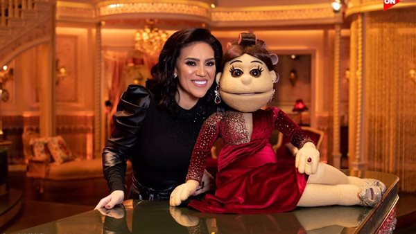 مني فاروق مع الدمية