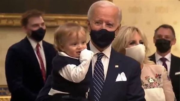 جو بايدن مع حفيده
