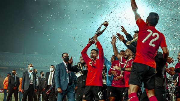الأهلي يتوج بدوري