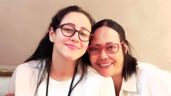 نهى العمروسي وابنتها