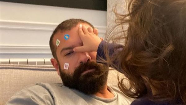 عمرو يوسف وابنته