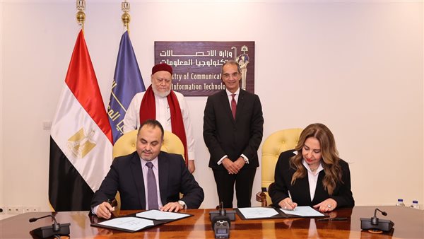 جانب من التوقيع 