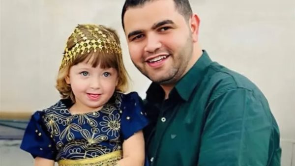 الطفلة ملاك مع والدها