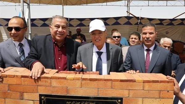 محافظ المنيا يضع