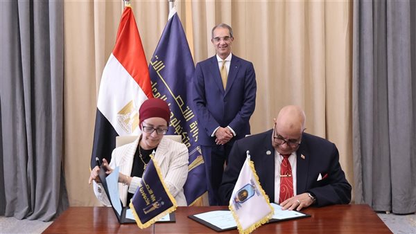 جانب من التوقيع 