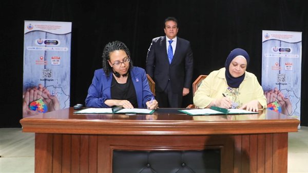 وزير الصحة يشهد توقيع