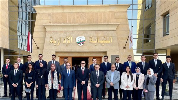 وفدًا من طلبة كلية