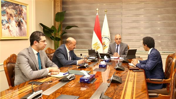 وزير الري يلتقى المدير