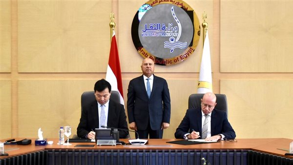 خلال مراسم التوقيع