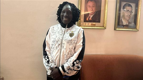 كوني بي كوروتوم مدربة