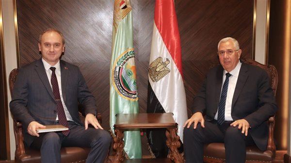 وزير الزراعة مع سفير