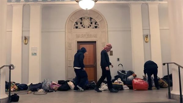 طلاب معتصمون داخل